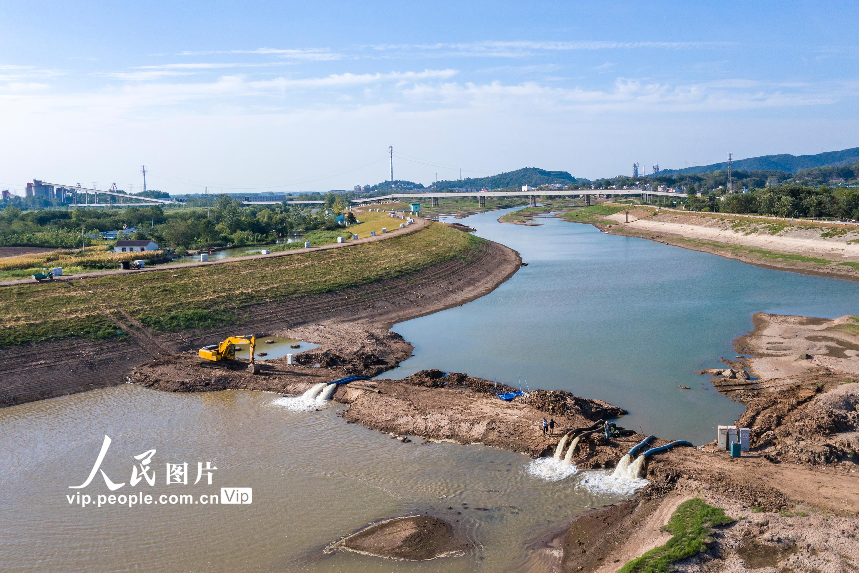 2022年8月15日，安徽省蕪湖市繁昌區荻港鎮黃滸河河床內，幾台水泵正在抽取江水進入內河。