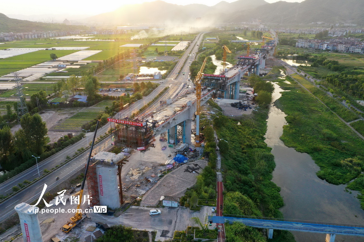 2022年8月14日拍攝的杭溫高鐵東陽段橫店特大橋施工現場。