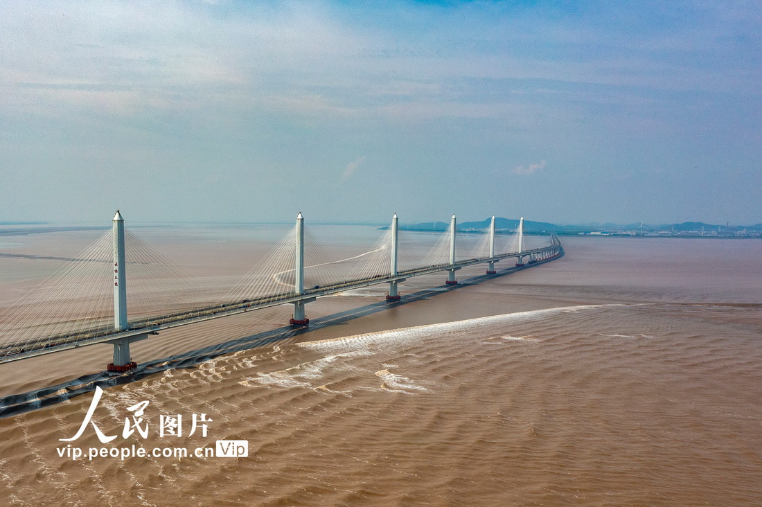 2022年8月16日，鱼鳞潮经过钱塘江浙江省绍兴市上虞段。