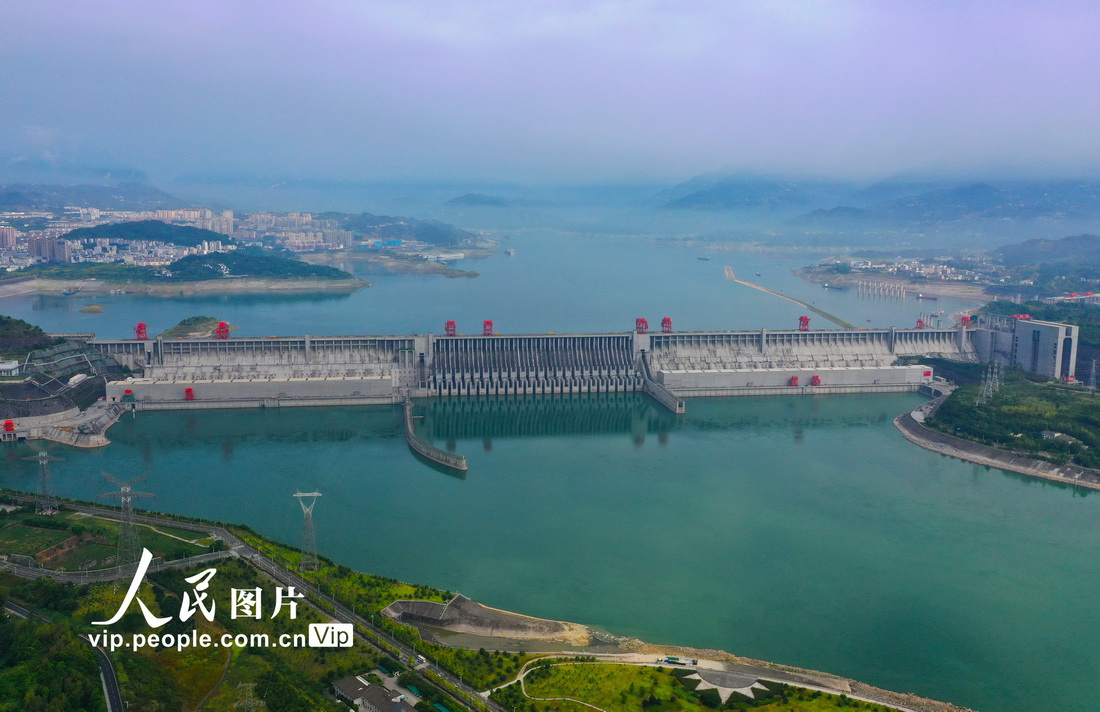 8月17日，三峡大坝加大下泄流量持续为长江中下游补水抗旱。黄善军摄（人民图片网）
