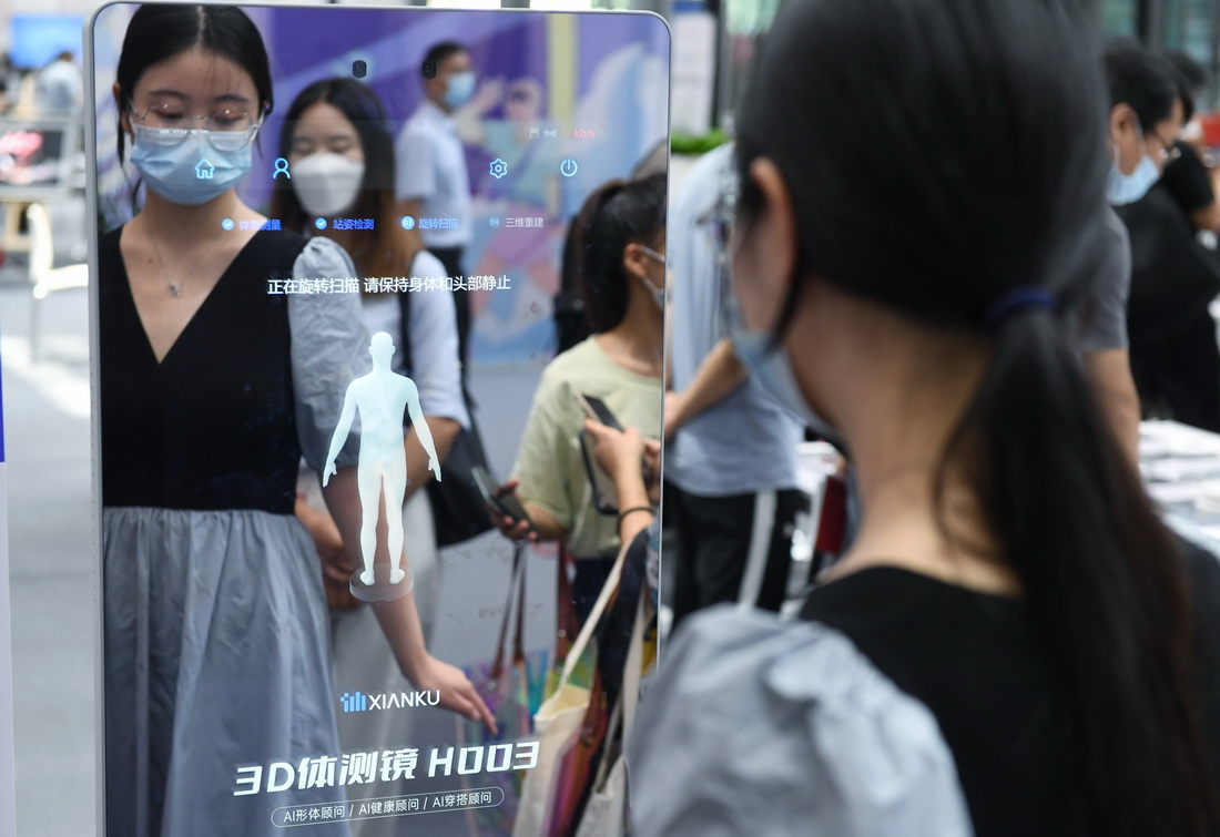8月17日，观众在第十届中国电子信息博览会上体验3D体测镜。 新华社记者 毛思倩 摄