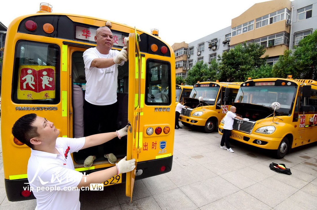 2022年8月18日，在河北省邯鄲市叢台區育華小學，技術人員在檢查校車的應急安全門。