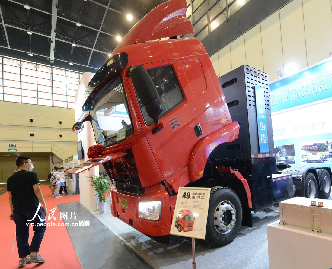 8月18日，郑州国际会展中心，观众在参观氢璞创能的一款氢燃料电池牵引车。