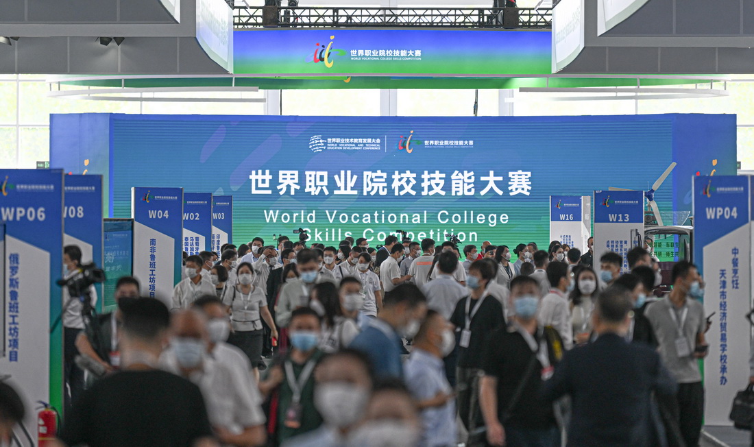 8��19�գ��׽�����ְҵԺУ���ܴ����ڹ��һ�չ���ģ���򣩾��С��»������ �ﷲԽ ��