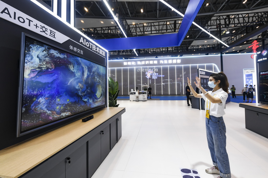 8月22日，記者在2022中國國際智能產業博覽會京東方展廳體驗體感交互應用。新華社記者 王全超 攝