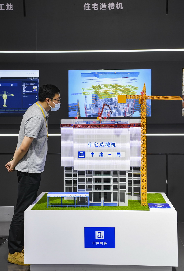 8月22日，嘉賓在2022中國國際智能產業博覽會重慶館參觀住宅造樓機。新華社記者 王全超 攝