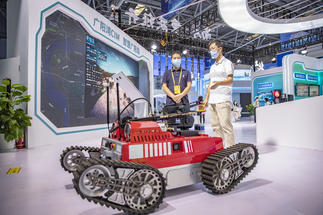8月22日，嘉賓在2022智博會重慶南岸展廳內了解巡查處置機器人的應用場景。新華社記者 黃偉 攝