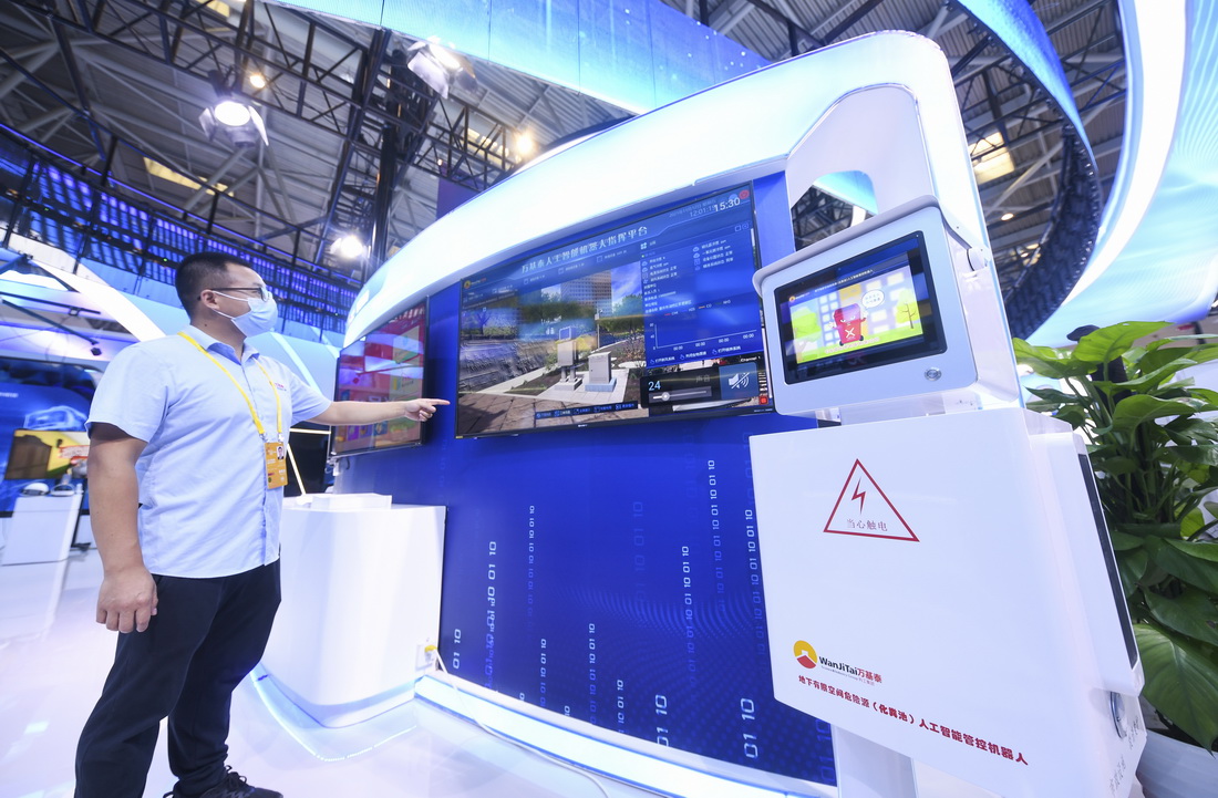 8月22日，工作人員在2022中國國際智能產業博覽會重慶九龍坡展廳介紹地下有限空間危險源人工智能管控機器人系統。新華社記者 王全超 攝