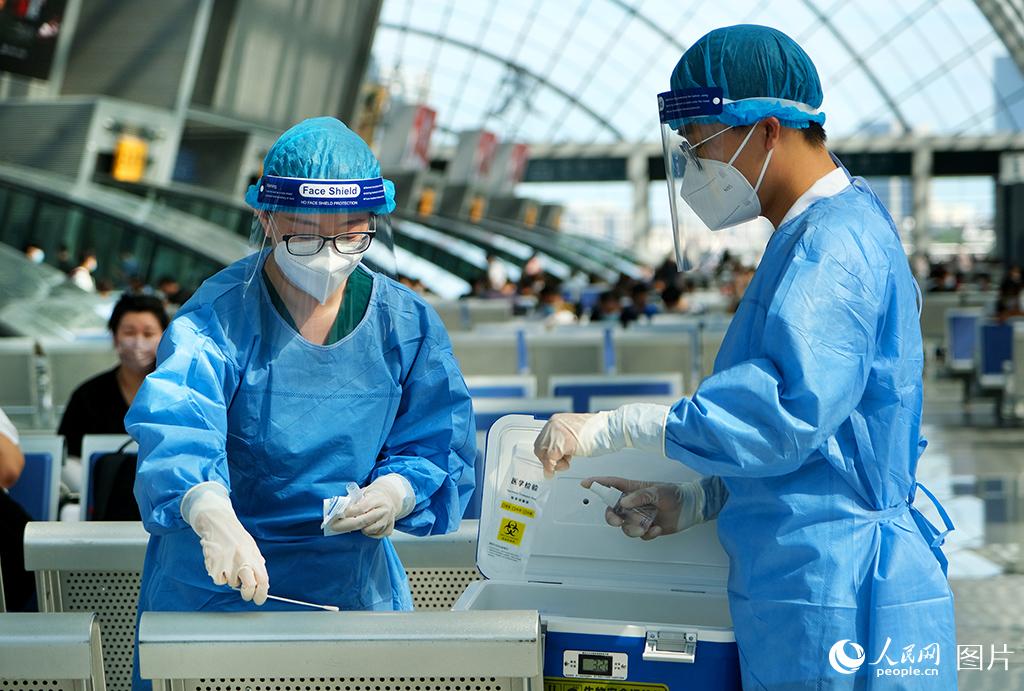 8月23日，天津鐵路疾控中心防疫人員在天津西站對公共區域座椅進行環境核酸採樣。