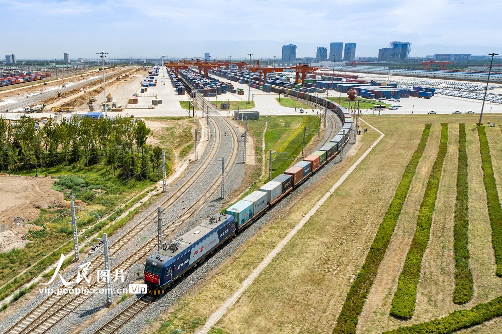 2022年8月23日，西安國際港站，陝西首趟中越國際貨運班列（西安-河內）發車。