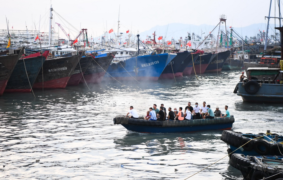 8月24日，在广东阳江市海陵岛闸坡国家级中心渔港，海上从业人员搭乘小艇靠岸。