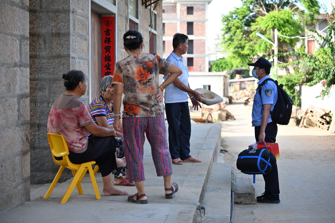 8月23日，在莆田市秀屿区埭头镇黄瓜村，许伟伟向村民了解村里近期的动态。