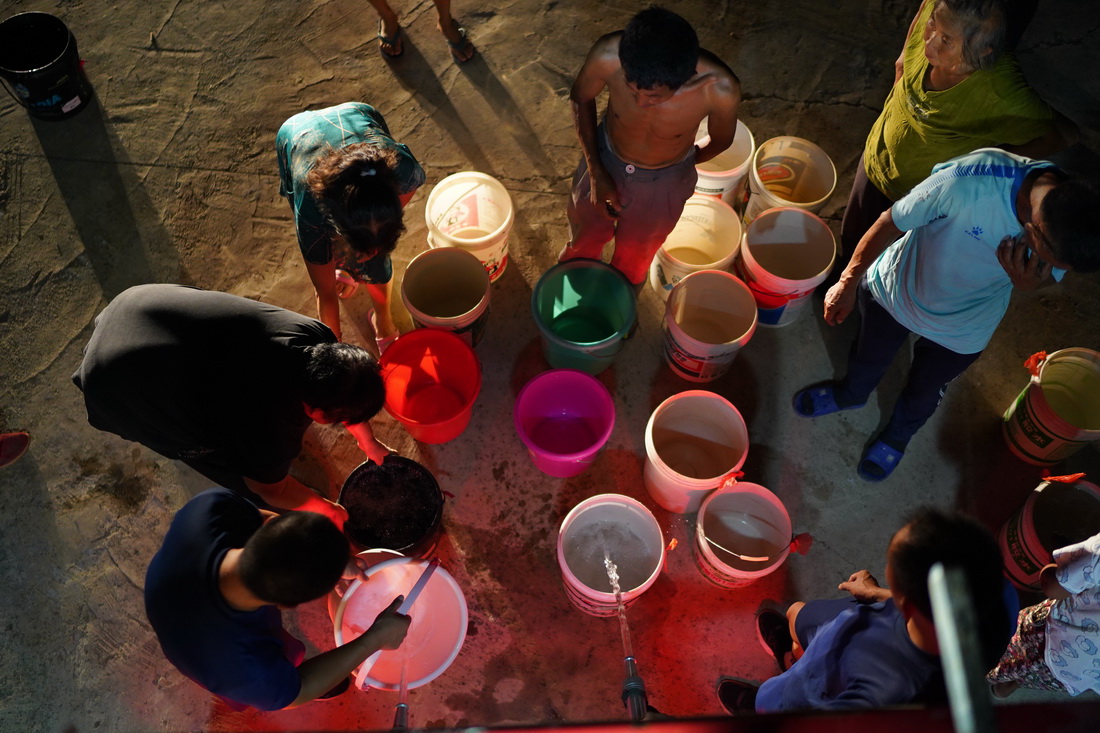 瑞昌市范鎮上源村村民用桶裝消防員送來的水（8月23日攝）。