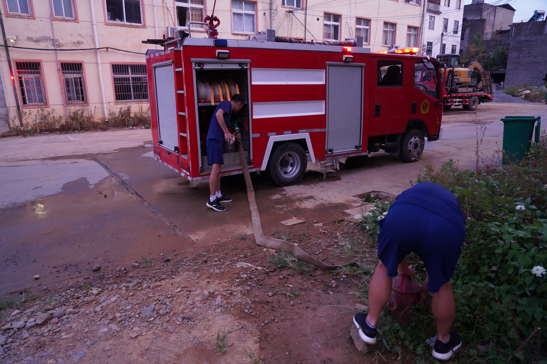 消防員在消防站加水，為保障隨時出任務，他們總是一返回消防站就先給車加滿水（8月23日攝）。