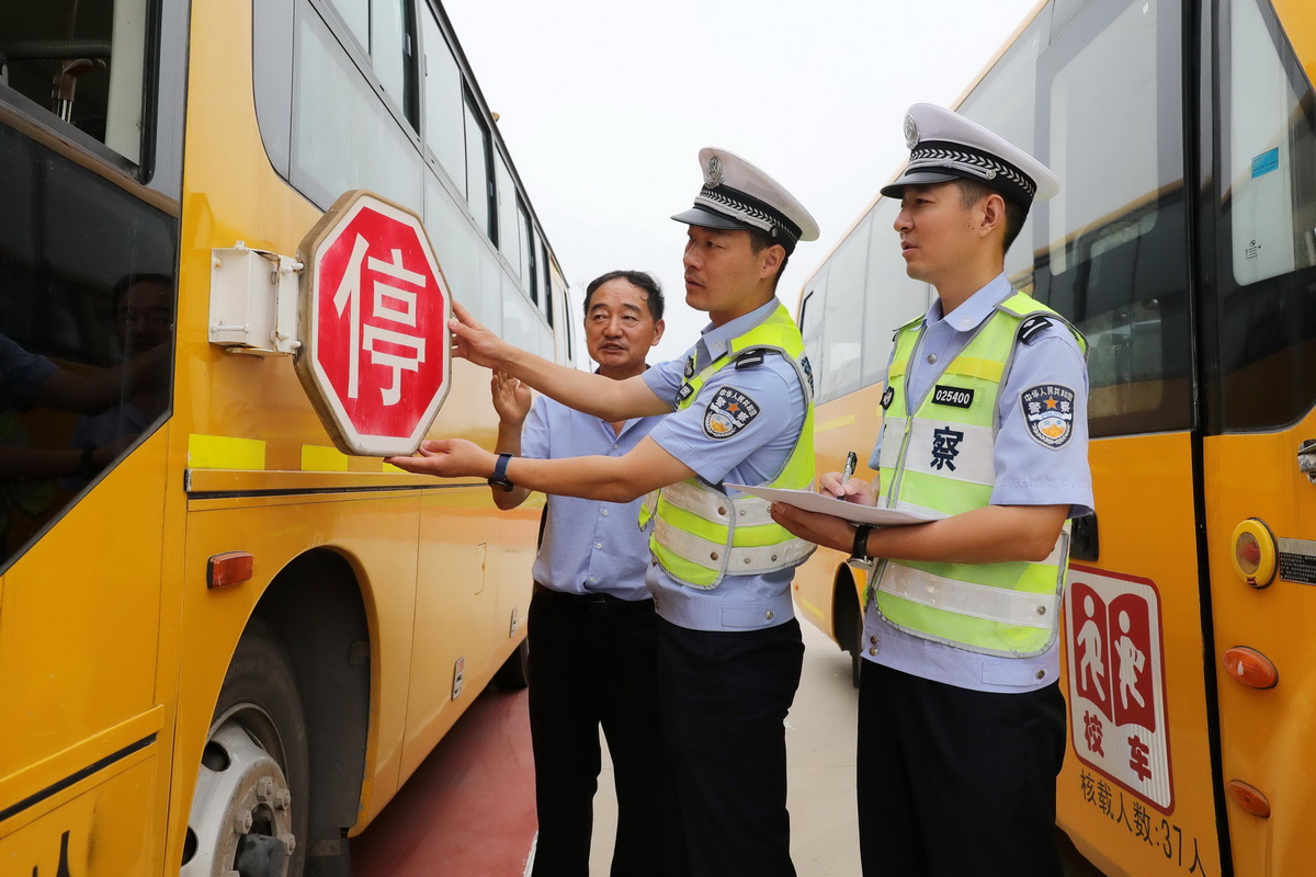 8月27日，安徽省淮北市公安局交警支隊三大隊民警對轄區一所學校的校車進行安全檢查。