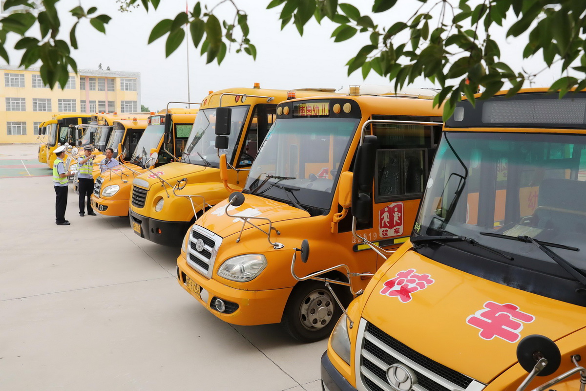 8月27日，安徽省淮北市公安局交警支隊三大隊民警對轄區一所學校的校車進行安全檢查。