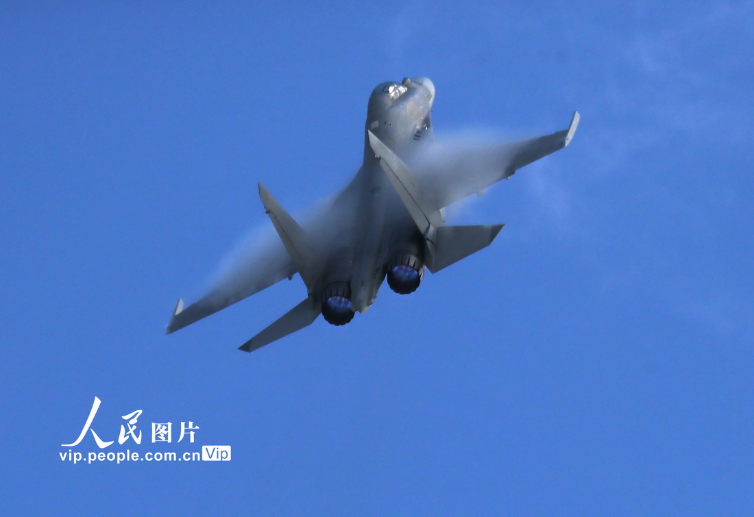 8月27日，空軍航空開放活動暨長春航展第二天，殲-16的表演吸引了觀眾的目光。周國強攝（人民圖片網）