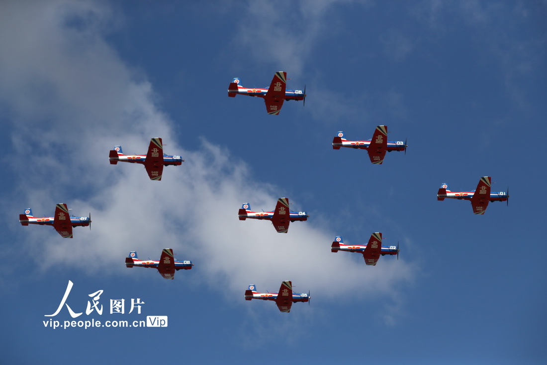 8月27日，空軍航空開放活動暨長春航展第二天，“天之翼”飛行表演隊的表演吸引了觀眾的目光。周國強攝（人民圖片網）