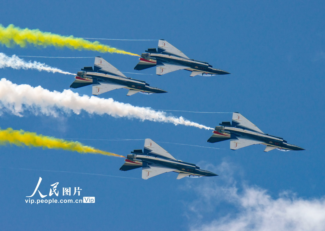 8月27日，空軍航空開放活動暨長春航展第二天，飛機正在進行飛行表演。劉國興攝（人民圖片網）