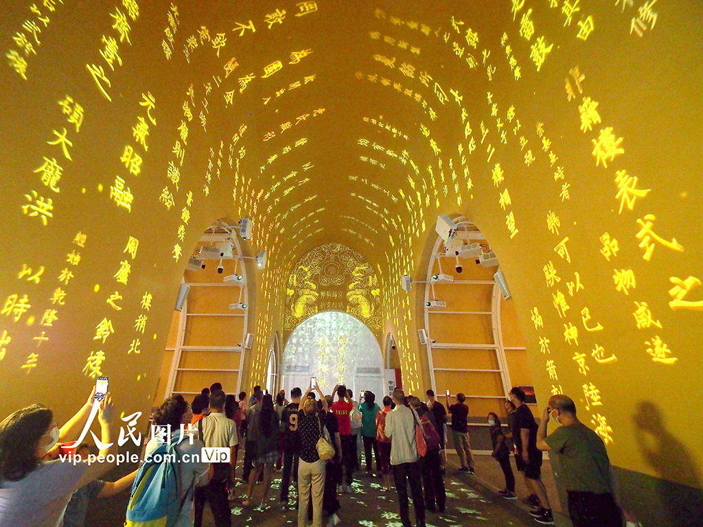 2022年8月28日，观众在北京鼓楼“时间的故事”展览上观看沉浸光影秀《共鸣》。