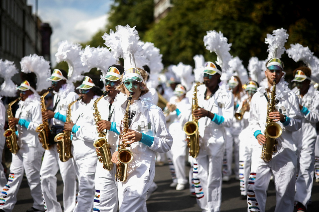 8月28日，表演者在英國倫敦參加諾丁山狂歡節。新華社/路透