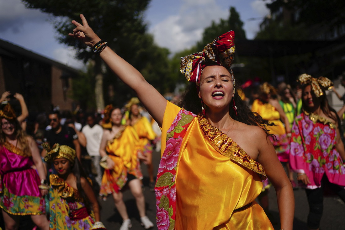 8月28日，表演者在英國倫敦參加諾丁山狂歡節。新華社/美聯