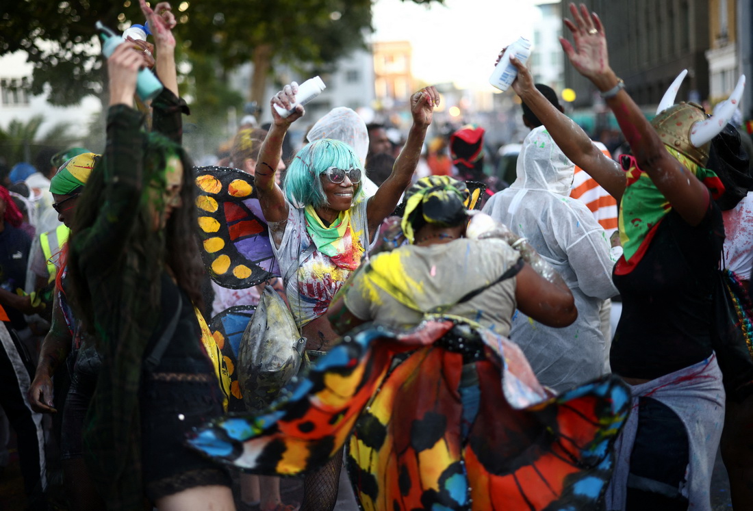 8月28日，人們在英國倫敦參加諾丁山狂歡節潑洒顏料活動。新華社/路透