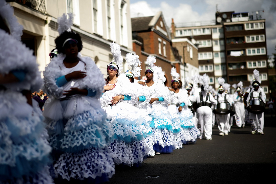 8月28日，表演者在英國倫敦參加諾丁山狂歡節。新華社/路透