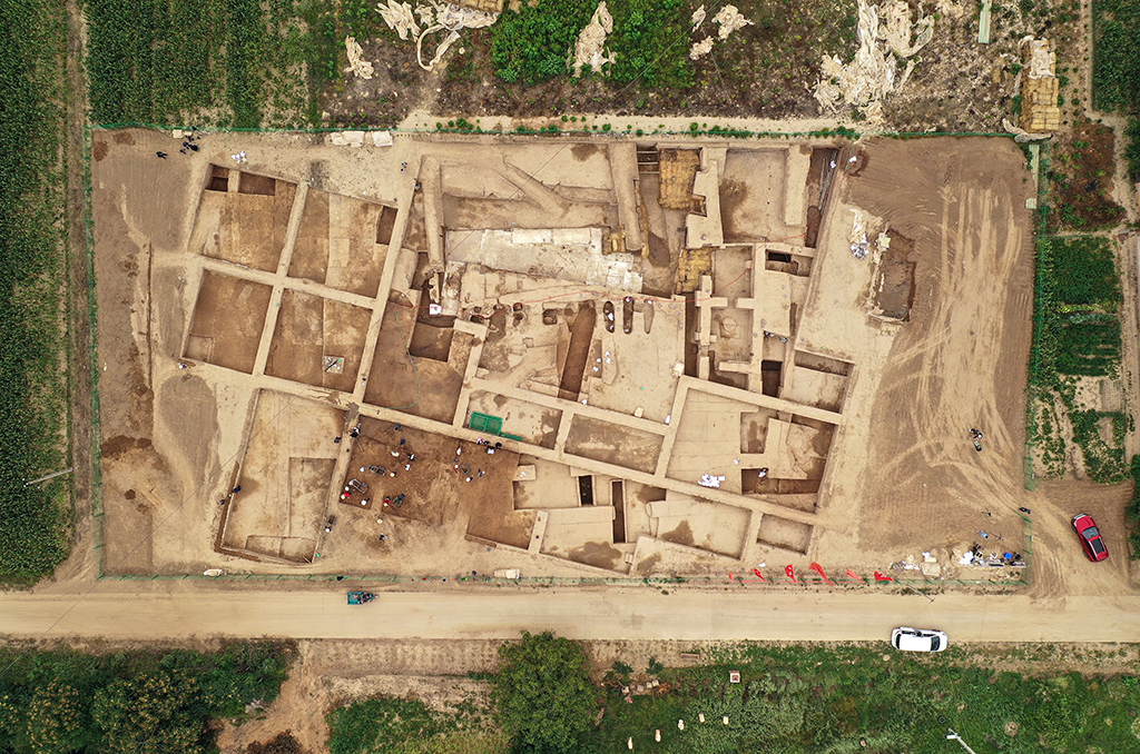 俯瞰南佐遗址核心区大型宫殿建筑发掘现场（8月23日摄，无人机照片）。