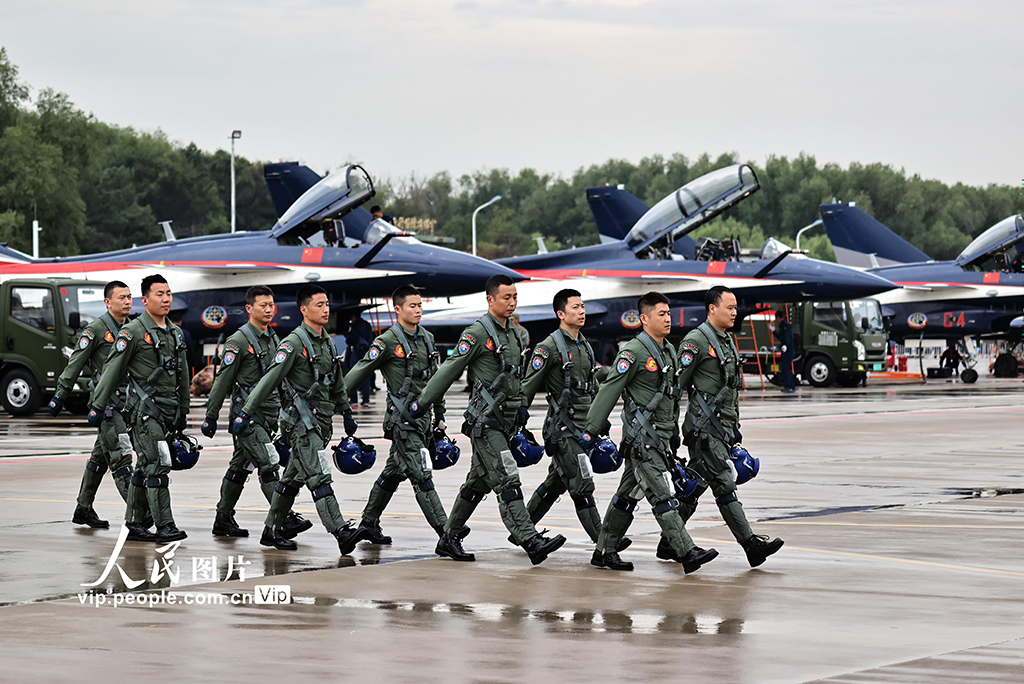 2022年8月29日，空军航空开放活动暨长春航展第四天，精神抖擞的“八一”飞行表演队的英雄飞行员们。