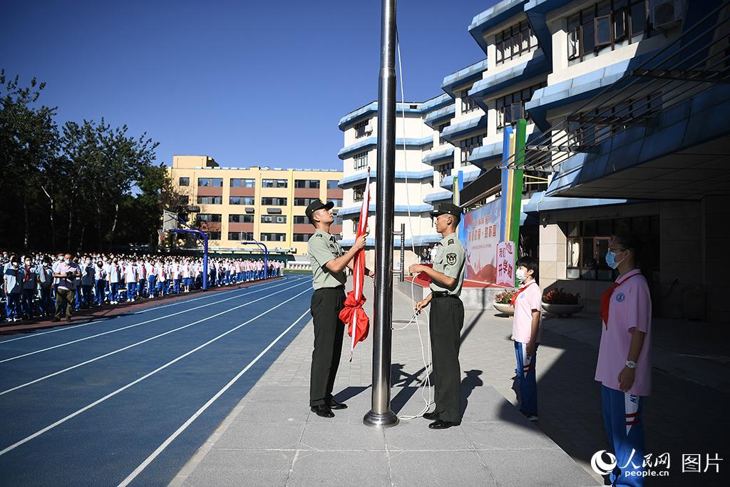 9��1�գ�������ʯ��ɽ��ʵ����ѧ����ѧ�����Ͻ�ž�սʿ��ѧ����һ�������졣���������� �ڿ���