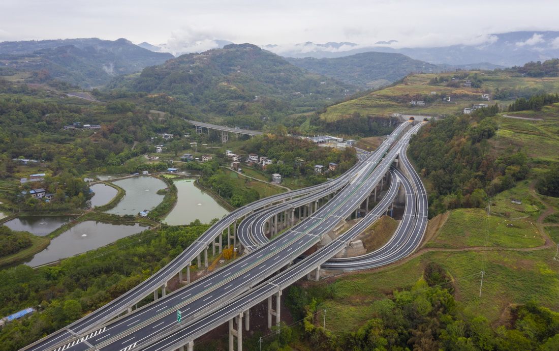 9月1日拍摄的万州环线高速公路（无人机照片）。新华社发（荣腾龙 摄）