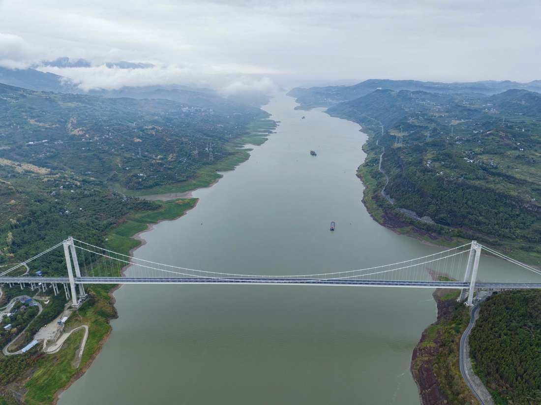 9月1日拍摄的万州环线高速项目重点控制性工程新田长江大桥（无人机照片）。新华社发（谢智强 摄）