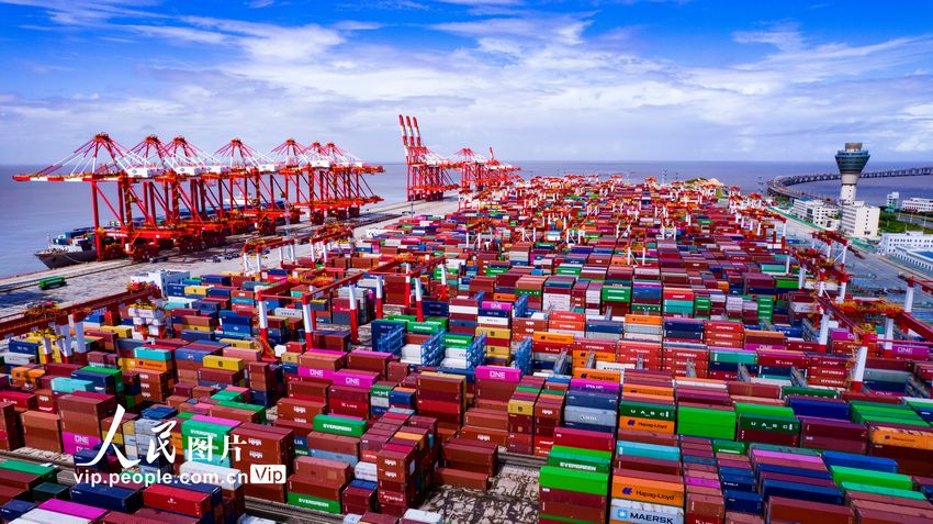 2022年9月3日，上海洋山深水港四期自动化码头作业繁忙。