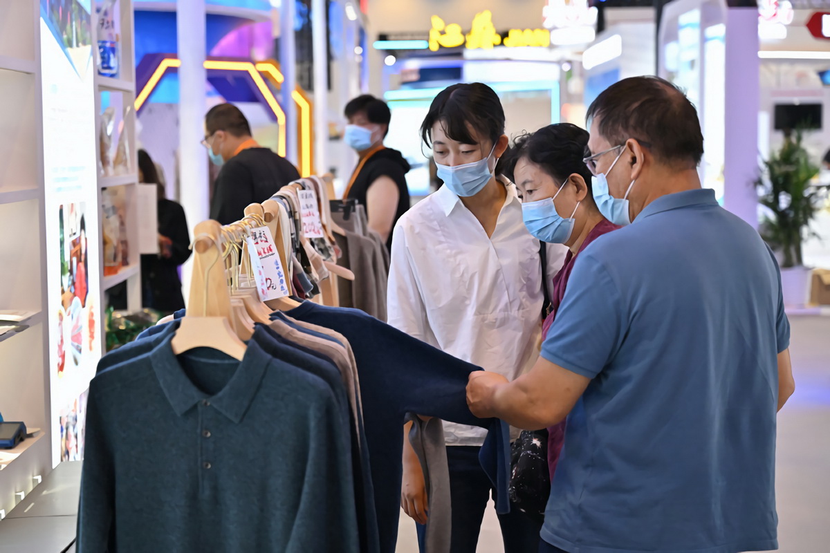 9月3日，觀眾在服貿會內蒙古展台選購羊絨衫。新華社記者 李鑫 攝