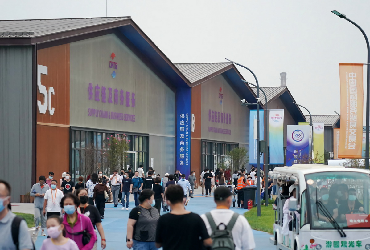 9月3日，觀眾在首鋼園區參觀游覽。新華社記者 張晨霖 攝