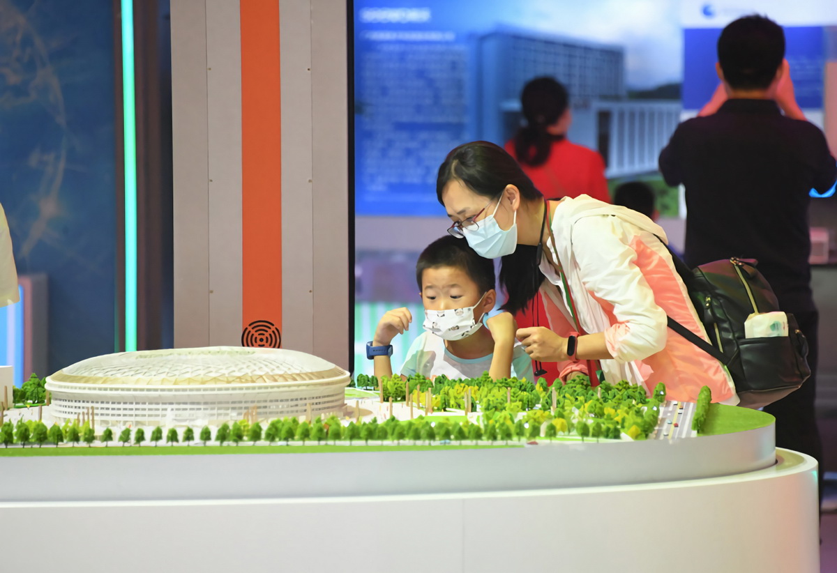 9月3日，觀眾在中國服務貿易成就展專區參觀。新華社記者 任超 攝