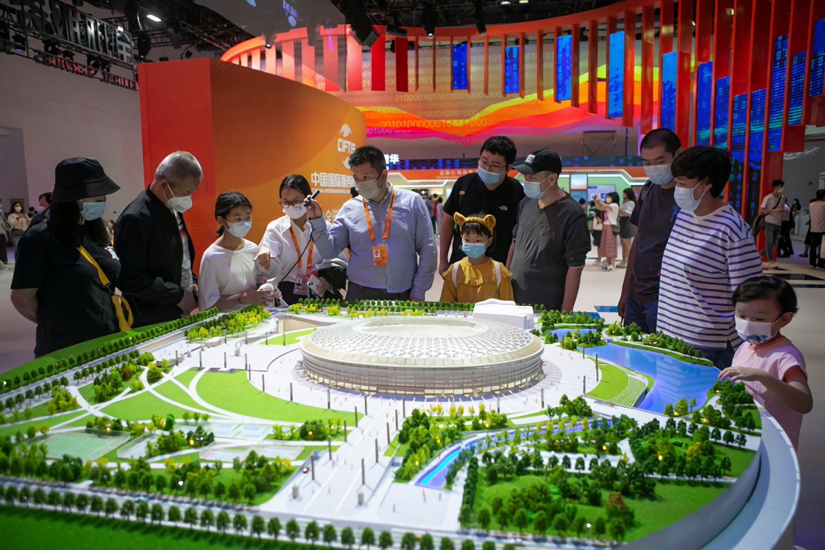 9月3日，在國家會議中心，觀眾參觀工體改造復建項目模型沙盤。新華社記者 張帆 攝