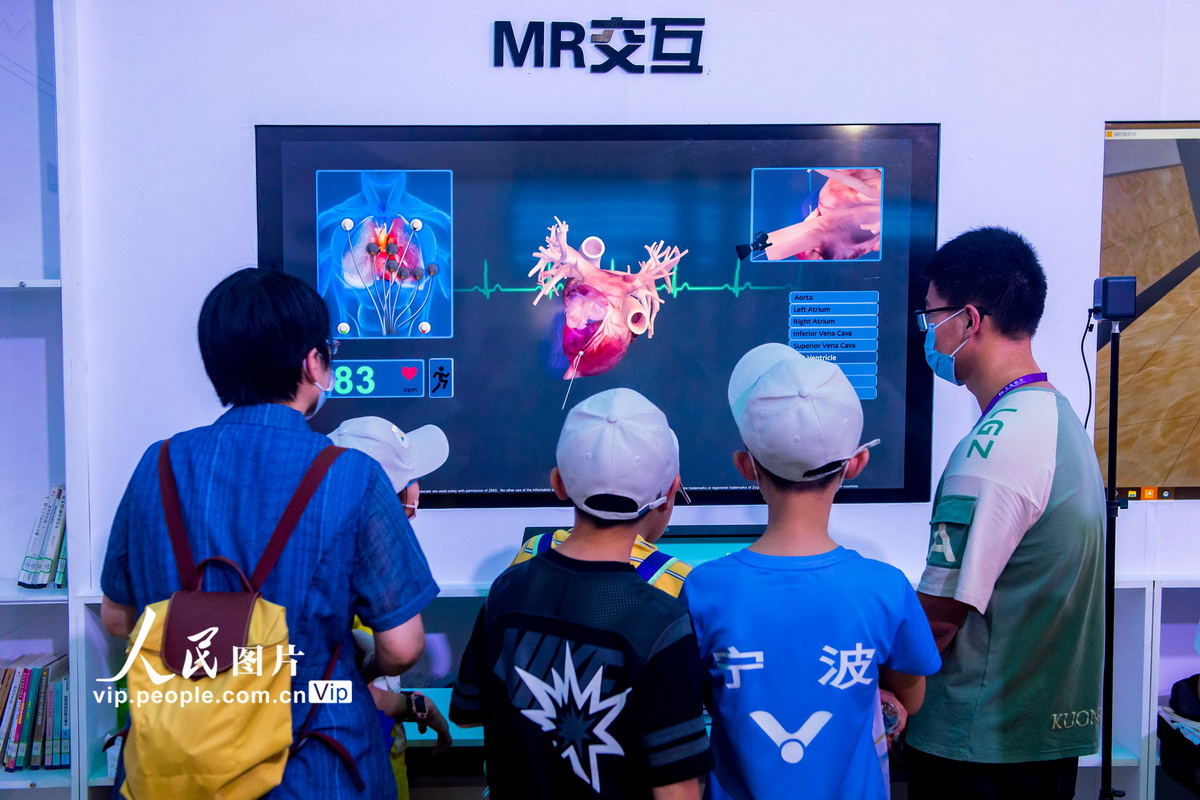 9月3日，小朋友们在浙江省宁波国际会展中心参观人体器官三维动画展。