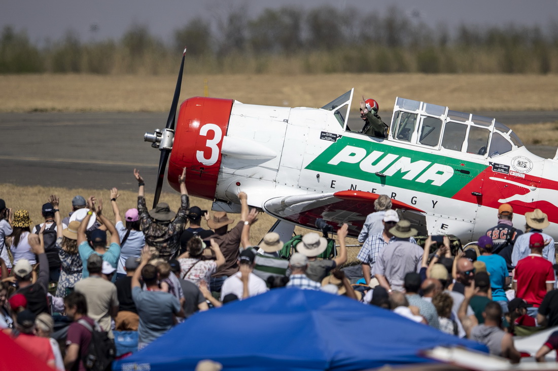 9月4日，在南非约翰内斯堡，参加兰德航展的飞行员向观众致意。