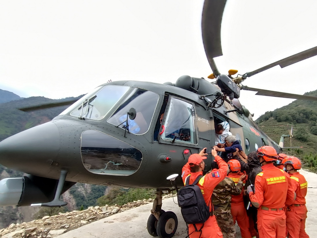 9月6日，陸軍第77集團軍某陸航旅出動直升機在瀘定縣轉移受傷人員。新華社發（趙雲橋 攝）