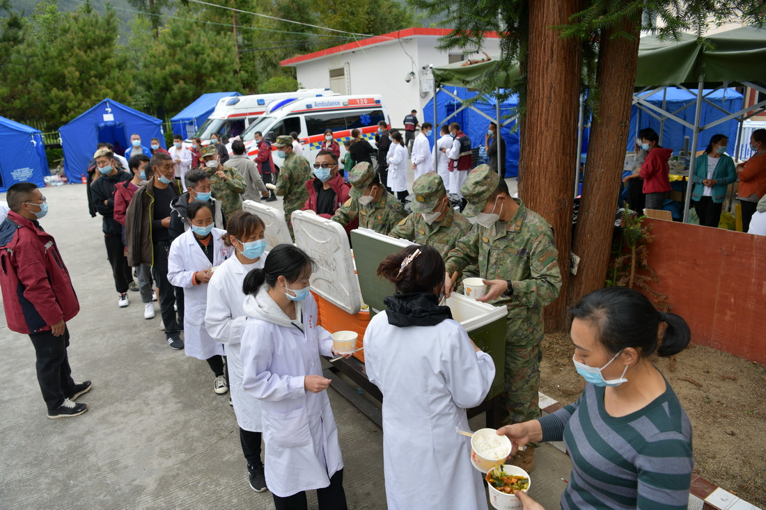 9月6日，西藏軍區川藏兵站部某大站救援隊抵達瀘定縣磨西鎮，開設臨時熱食供應站為救援人員和受災群眾提供保障。新華社發（任雲 攝）