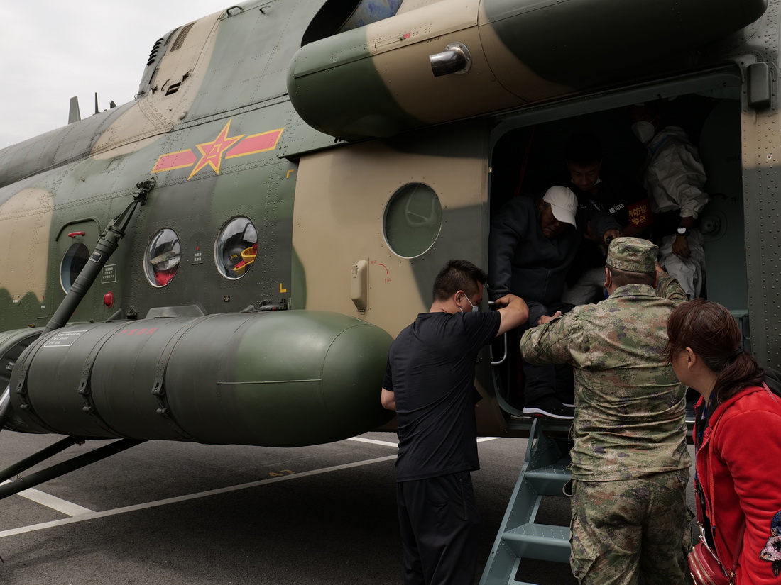 9月6日，西部戰區空軍某部緊急出動直升機在瀘定縣轉移群眾。新華社發（胡建軍 攝）