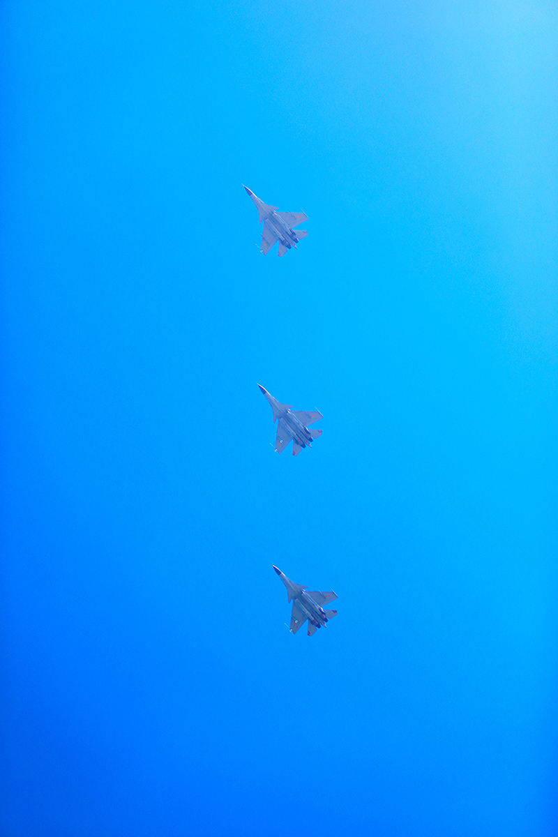 海軍航空大學某基地組織高強度多課目飛行訓練，殲-15戰機進行編隊飛行（8月10日攝）。新華社發（姜濤 攝）