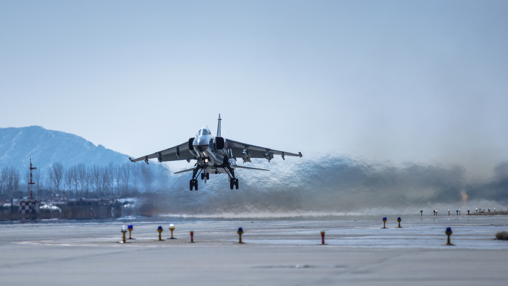 北部战区海军航空兵某旅组织战机雪后飞行，进行复杂气象条件下多课目训练（2月17日摄）。新华社发（兰则剑 摄）