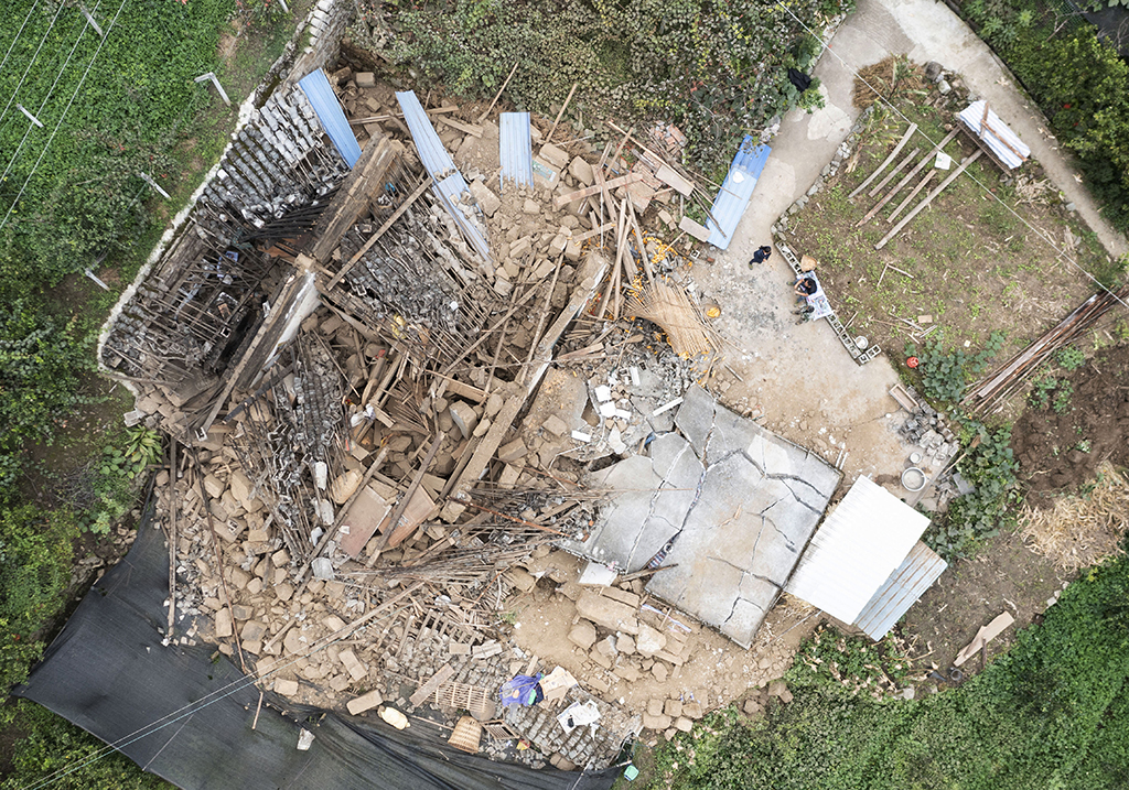 这是9月7日拍摄的雅安市石棉县王岗坪彝族藏族乡幸福村二组一户倒塌的民房（无人机照片）。