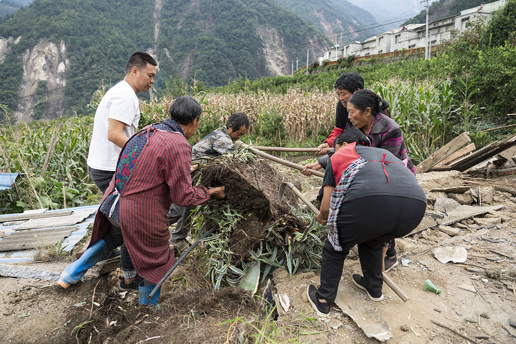 9月7日，在雅安市石棉县王岗坪彝族藏族乡幸福村二组，村民清理废墟。