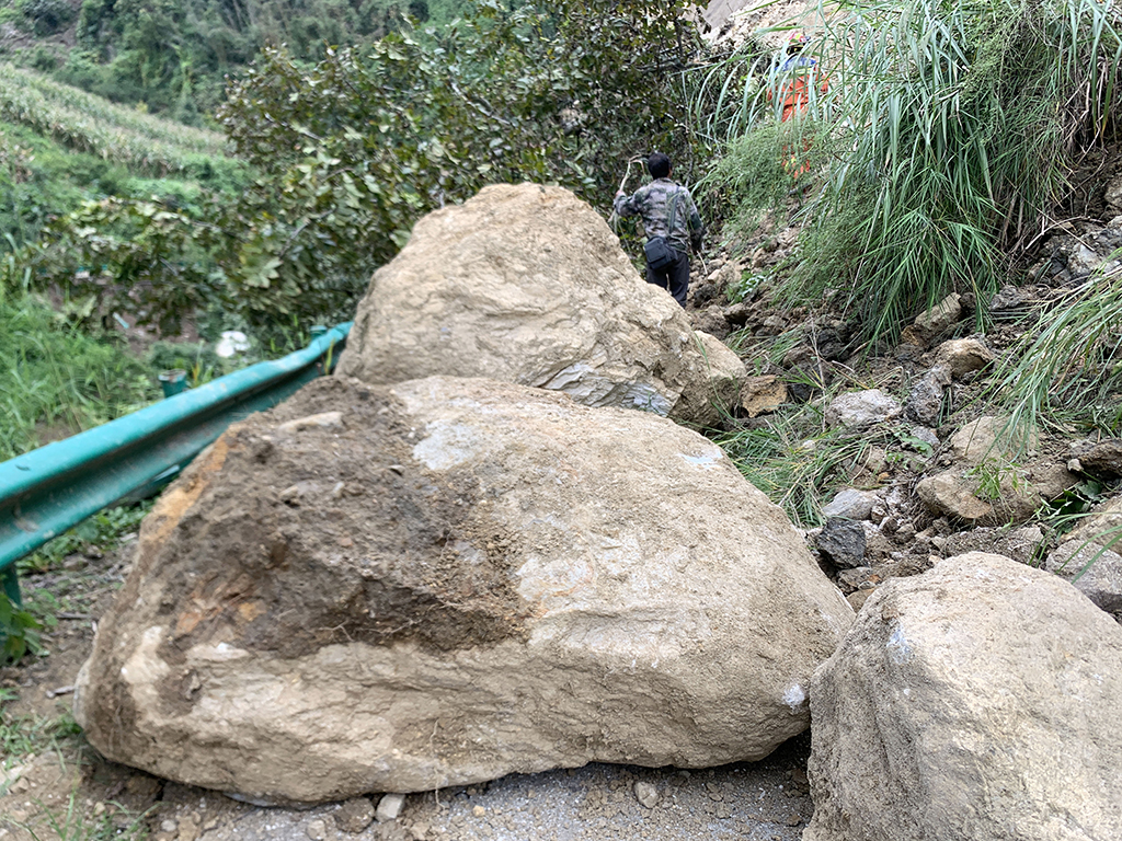 9月7日在雅安市石棉县王岗坪彝族藏族乡拍摄的损毁道路。