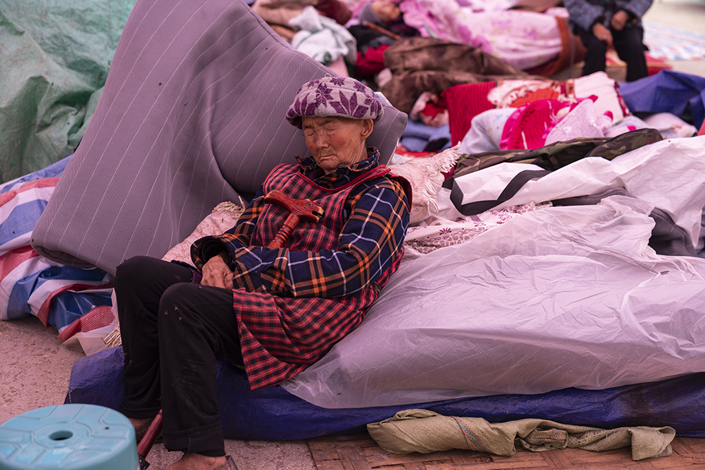 9月7日，在雅安市石棉县王岗坪彝族藏族乡幸福村二组，一名老人在休息。