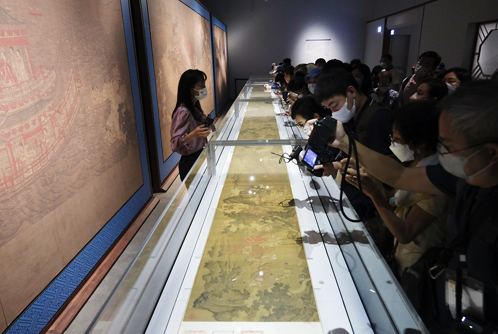 9月7日，在香港故宫文化博物馆，观众在参观《洛神赋全图》（南宋摹本）。新华社记者 王申 摄